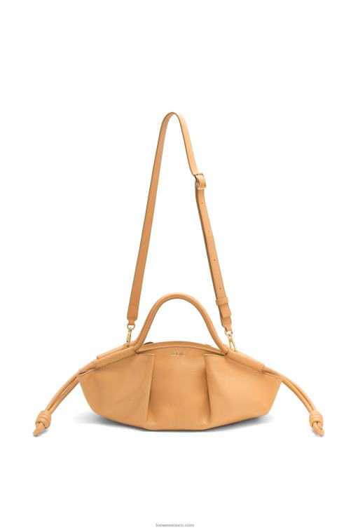cálido desierto bolso paseo pequeño de piel de becerro napa brillante Loewe R8J8Z418 mujer