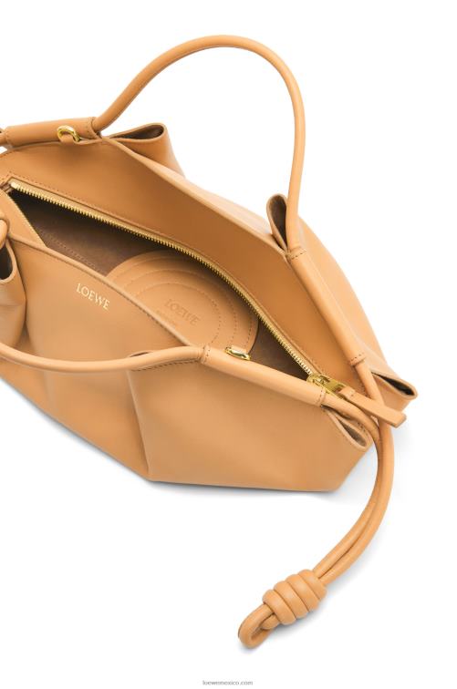 cálido desierto bolso paseo pequeño de piel de becerro napa brillante Loewe R8J8Z418 mujer