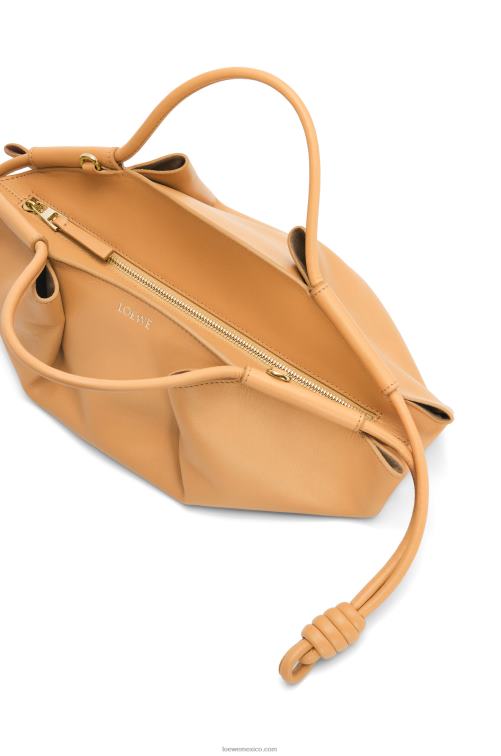 cálido desierto bolso paseo pequeño de piel de becerro napa brillante Loewe R8J8Z418 mujer