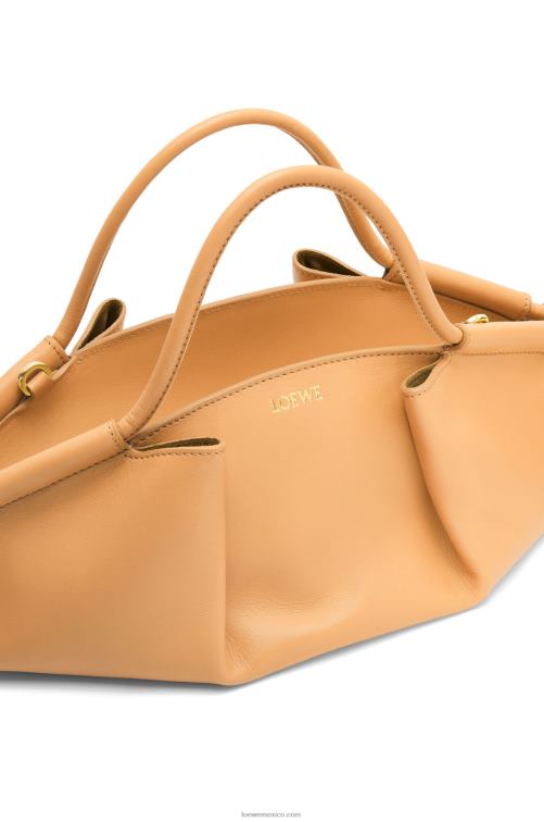 cálido desierto bolso paseo pequeño de piel de becerro napa brillante Loewe R8J8Z418 mujer