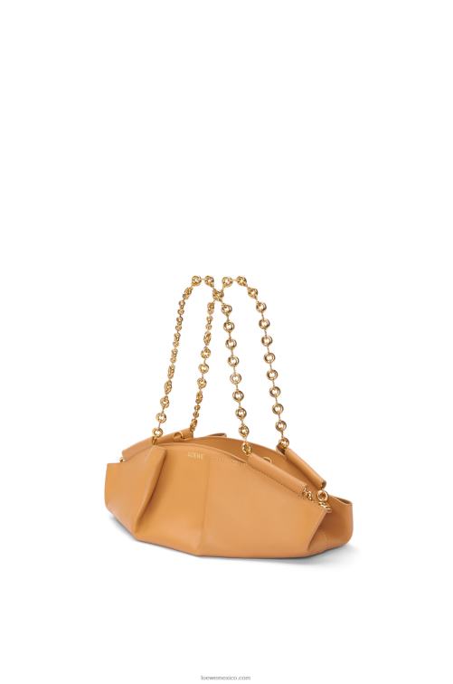 cálido desierto bolso paseo pequeño de piel de becerro napa brillante con cadena Loewe R8J8Z421 mujer