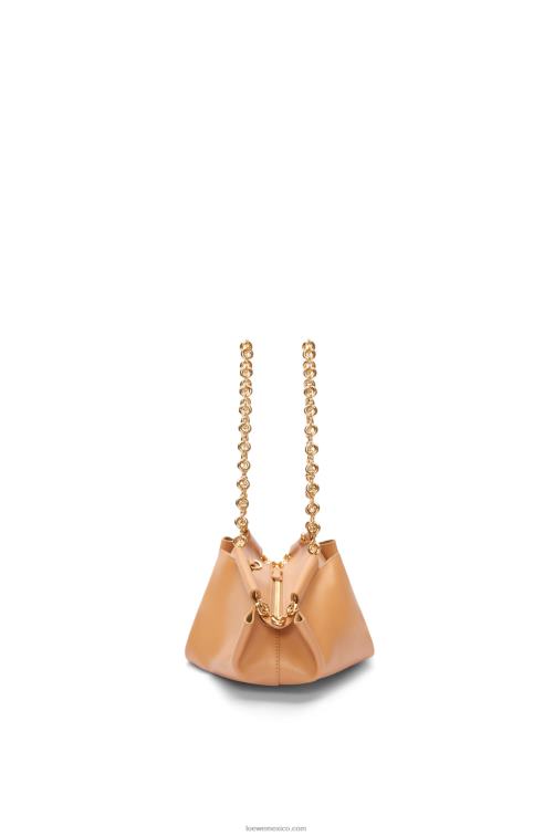 cálido desierto bolso paseo pequeño de piel de becerro napa brillante con cadena Loewe R8J8Z421 mujer