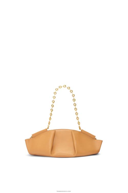 cálido desierto bolso paseo pequeño de piel de becerro napa brillante con cadena Loewe R8J8Z421 mujer