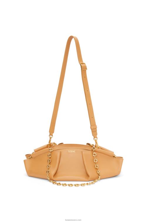 cálido desierto bolso paseo pequeño de piel de becerro napa brillante con cadena Loewe R8J8Z421 mujer