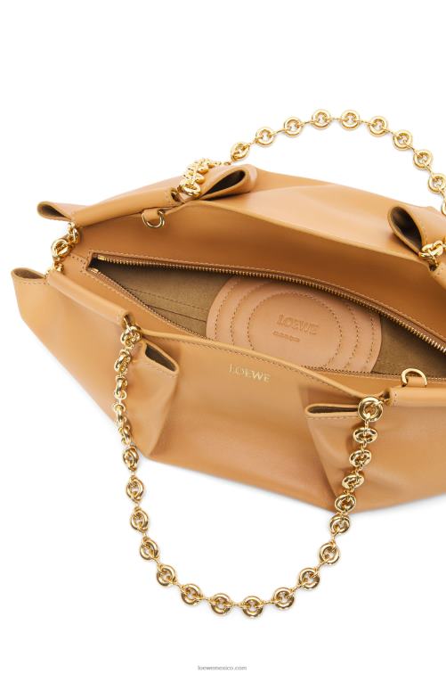 cálido desierto bolso paseo pequeño de piel de becerro napa brillante con cadena Loewe R8J8Z421 mujer