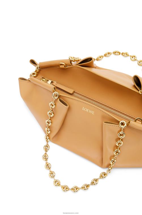 cálido desierto bolso paseo pequeño de piel de becerro napa brillante con cadena Loewe R8J8Z421 mujer