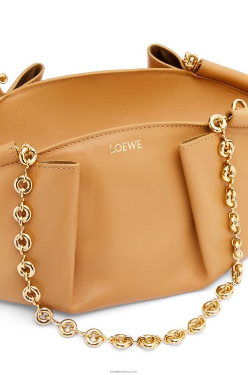 cálido desierto bolso paseo pequeño de piel de becerro napa brillante con cadena Loewe R8J8Z421 mujer