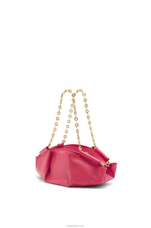 magenta bolso paseo pequeño de piel de becerro napa brillante con cadena Loewe R8J8Z420 mujer