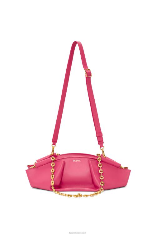 magenta bolso paseo pequeño de piel de becerro napa brillante con cadena Loewe R8J8Z420 mujer