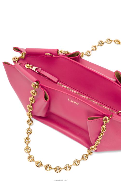 magenta bolso paseo pequeño de piel de becerro napa brillante con cadena Loewe R8J8Z420 mujer