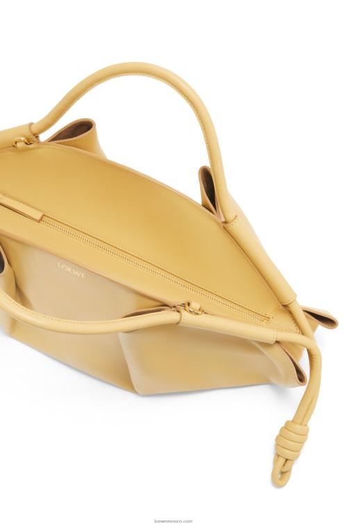 mantequilla oscura Bolso paseo de piel de becerro napa brillante Loewe R8J8Z352 mujer