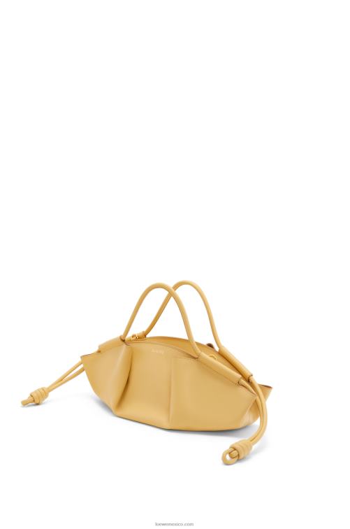 mantequilla oscura bolso paseo pequeño de piel de becerro napa brillante Loewe R8J8Z351 mujer