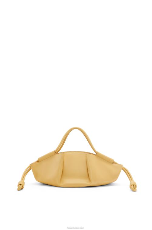 mantequilla oscura bolso paseo pequeño de piel de becerro napa brillante Loewe R8J8Z351 mujer