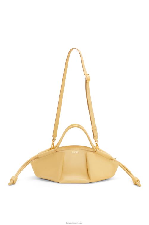 mantequilla oscura bolso paseo pequeño de piel de becerro napa brillante Loewe R8J8Z351 mujer