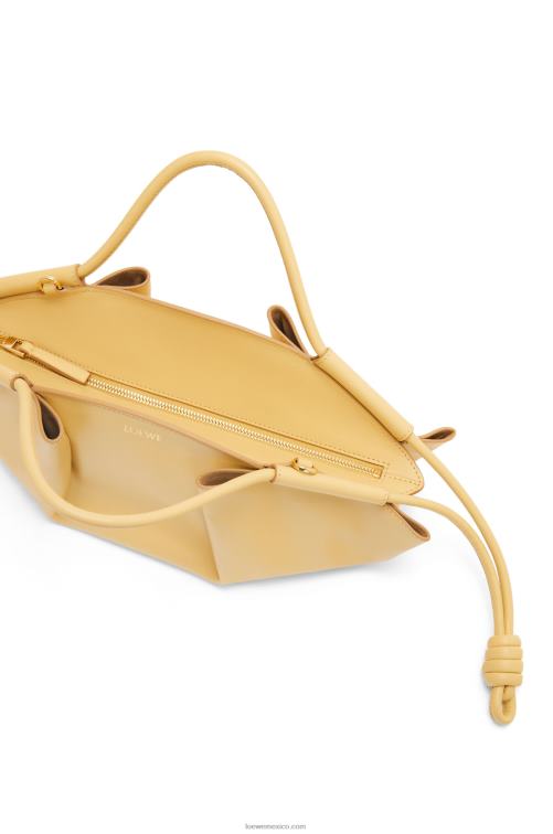 mantequilla oscura bolso paseo pequeño de piel de becerro napa brillante Loewe R8J8Z351 mujer