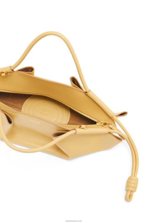 mantequilla oscura bolso paseo pequeño de piel de becerro napa brillante Loewe R8J8Z351 mujer