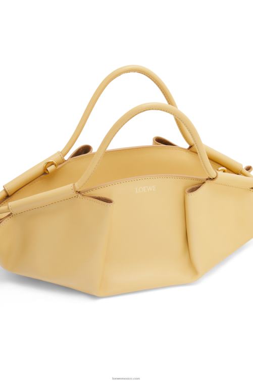 mantequilla oscura bolso paseo pequeño de piel de becerro napa brillante Loewe R8J8Z351 mujer