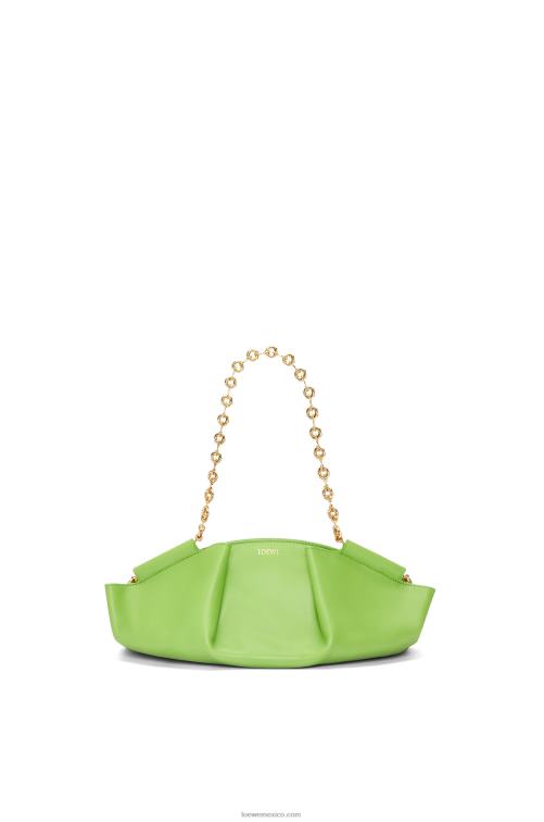 manzana verde bolso paseo pequeño de piel de becerro napa brillante con cadena Loewe R8J8Z422 mujer