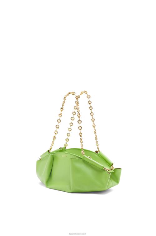 manzana verde bolso paseo pequeño de piel de becerro napa brillante con cadena Loewe R8J8Z422 mujer