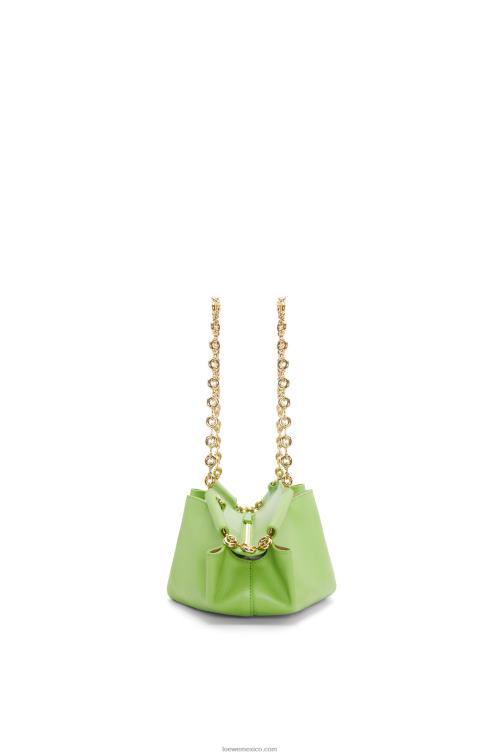 manzana verde bolso paseo pequeño de piel de becerro napa brillante con cadena Loewe R8J8Z422 mujer