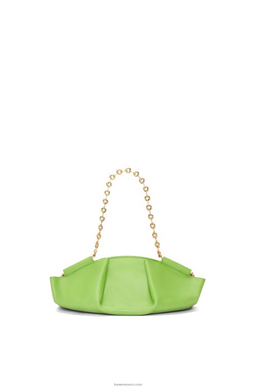 manzana verde bolso paseo pequeño de piel de becerro napa brillante con cadena Loewe R8J8Z422 mujer