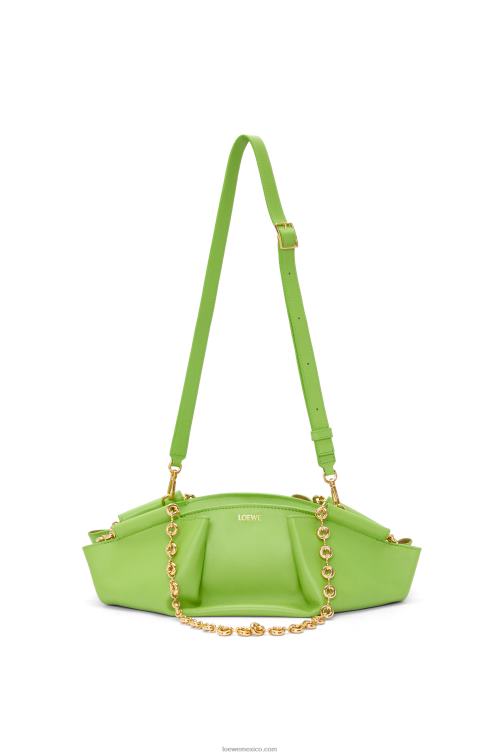 manzana verde bolso paseo pequeño de piel de becerro napa brillante con cadena Loewe R8J8Z422 mujer