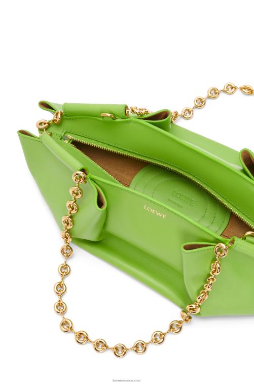 manzana verde bolso paseo pequeño de piel de becerro napa brillante con cadena Loewe R8J8Z422 mujer