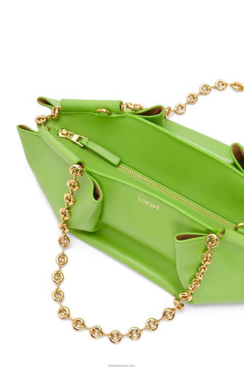 manzana verde bolso paseo pequeño de piel de becerro napa brillante con cadena Loewe R8J8Z422 mujer