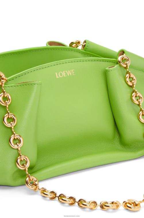 manzana verde bolso paseo pequeño de piel de becerro napa brillante con cadena Loewe R8J8Z422 mujer