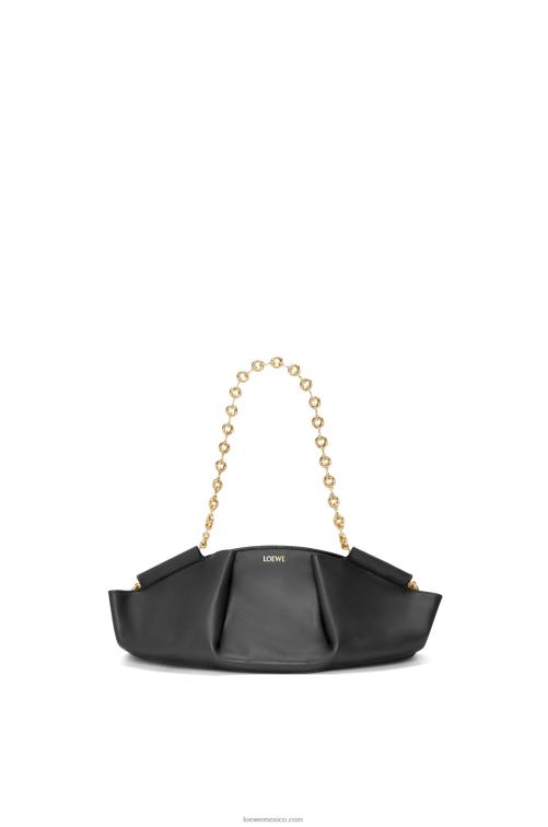 negro bolso paseo pequeño de piel de becerro napa brillante con cadena Loewe R8J8Z402 mujer