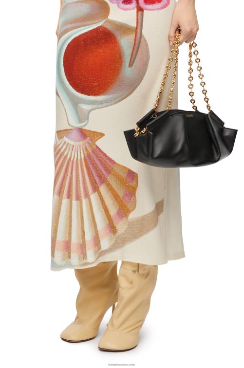 negro bolso paseo pequeño de piel de becerro napa brillante con cadena Loewe R8J8Z402 mujer