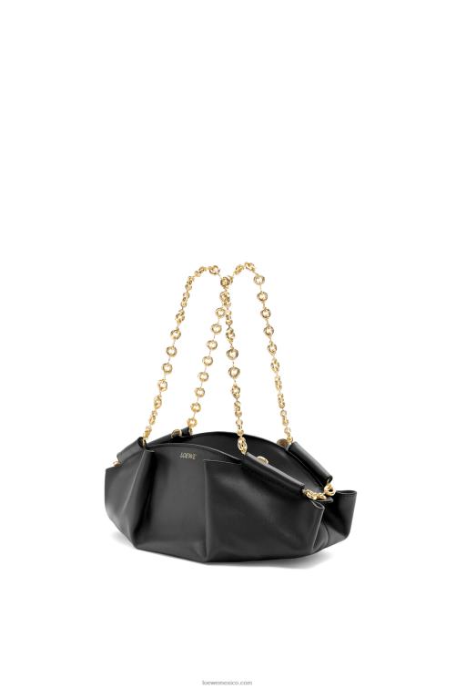negro bolso paseo pequeño de piel de becerro napa brillante con cadena Loewe R8J8Z402 mujer