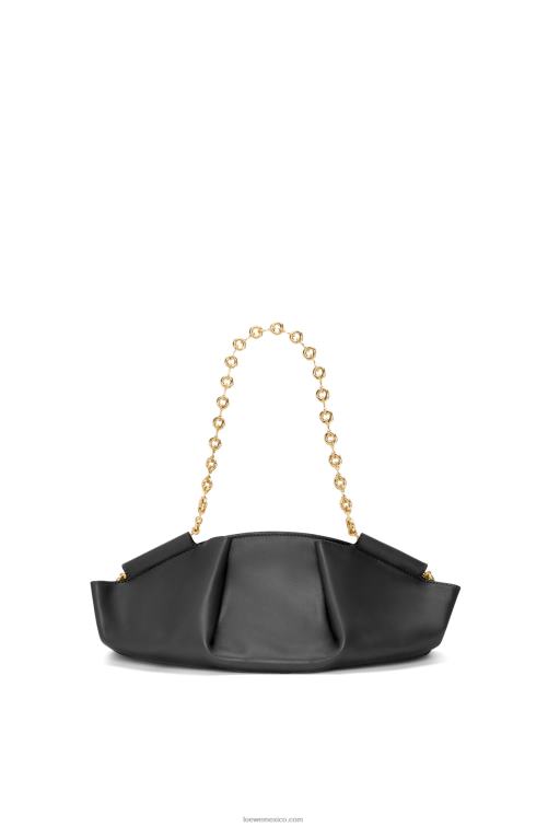 negro bolso paseo pequeño de piel de becerro napa brillante con cadena Loewe R8J8Z402 mujer