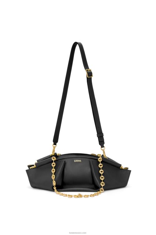negro bolso paseo pequeño de piel de becerro napa brillante con cadena Loewe R8J8Z402 mujer