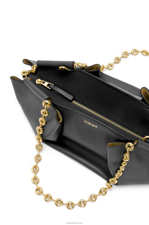negro bolso paseo pequeño de piel de becerro napa brillante con cadena Loewe R8J8Z402 mujer