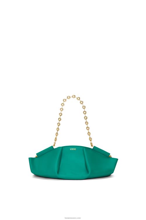 verde esmeralda bolso paseo pequeño de piel de becerro napa brillante con cadena Loewe R8J8Z403 mujer