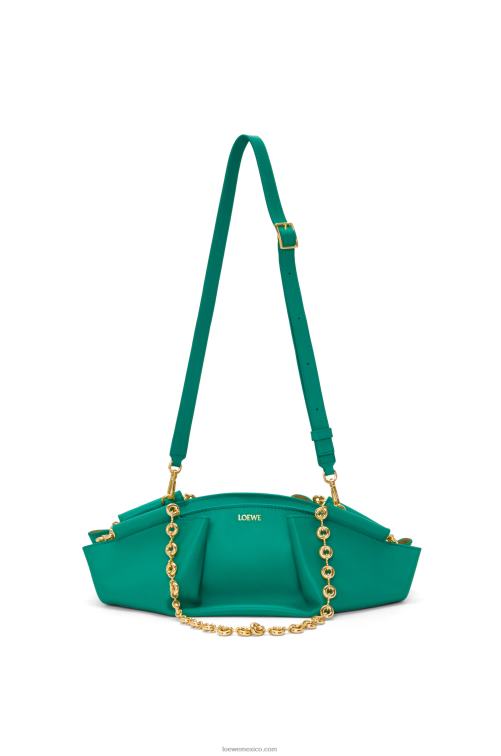 verde esmeralda bolso paseo pequeño de piel de becerro napa brillante con cadena Loewe R8J8Z403 mujer