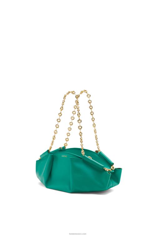 verde esmeralda bolso paseo pequeño de piel de becerro napa brillante con cadena Loewe R8J8Z403 mujer
