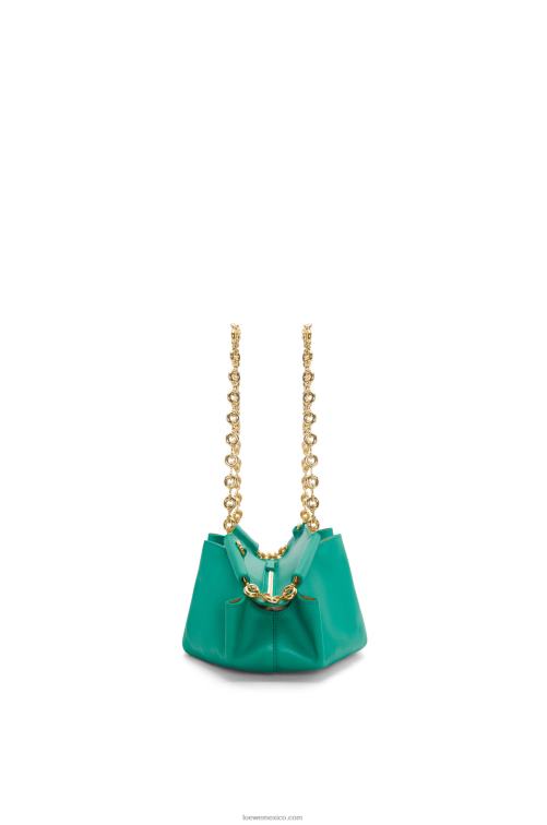 verde esmeralda bolso paseo pequeño de piel de becerro napa brillante con cadena Loewe R8J8Z403 mujer