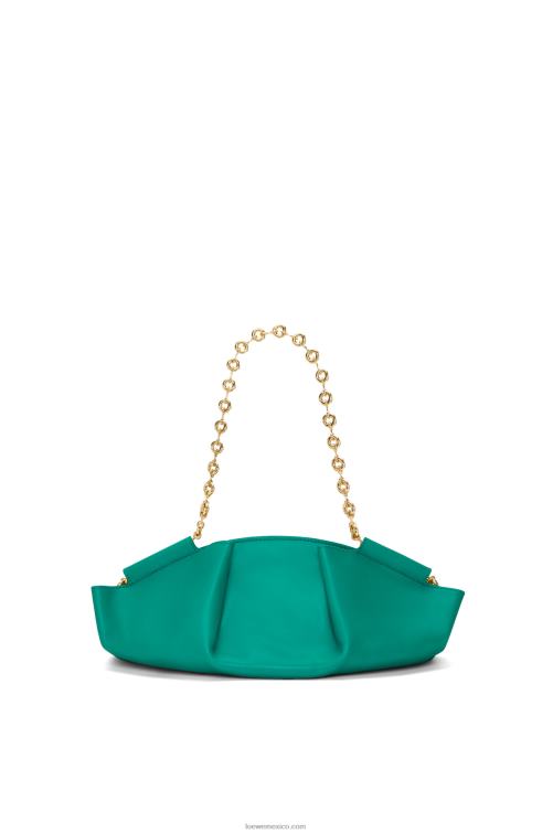 verde esmeralda bolso paseo pequeño de piel de becerro napa brillante con cadena Loewe R8J8Z403 mujer