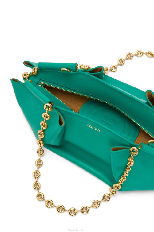 verde esmeralda bolso paseo pequeño de piel de becerro napa brillante con cadena Loewe R8J8Z403 mujer