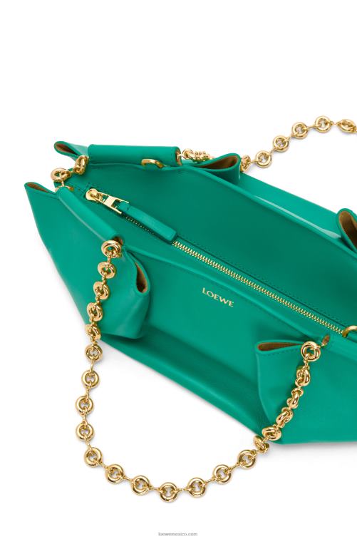 verde esmeralda bolso paseo pequeño de piel de becerro napa brillante con cadena Loewe R8J8Z403 mujer