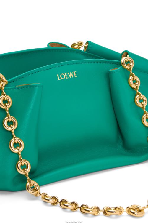 verde esmeralda bolso paseo pequeño de piel de becerro napa brillante con cadena Loewe R8J8Z403 mujer