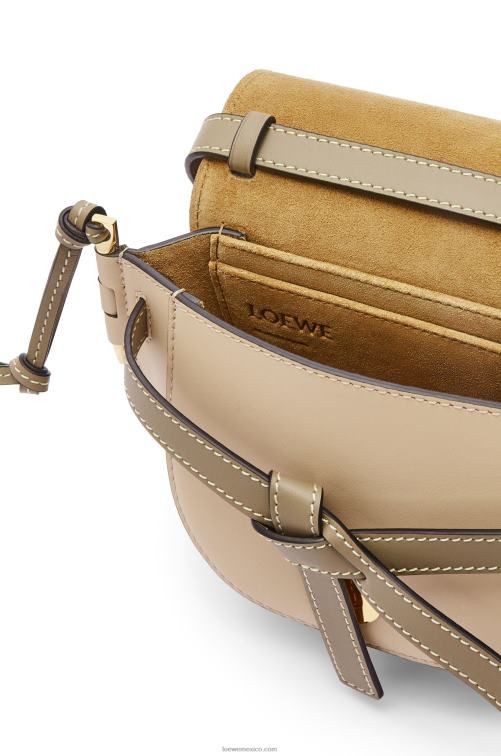 verde arcilla/beige empolvado bolso mini gate dual de piel de becerro suave Loewe R8J8Z240 mujer