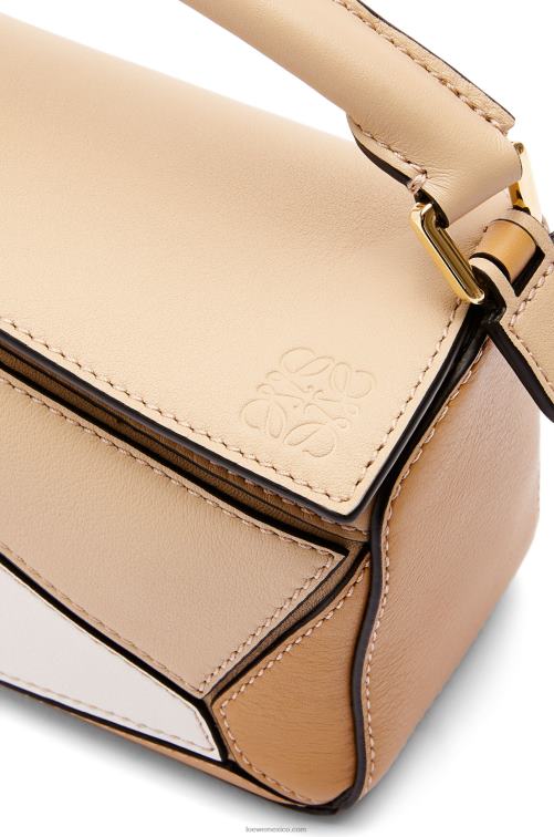 beige polvoriento/blanco suave minibolso puzzle de piel de becerro clásica Loewe R8J8Z233 mujer