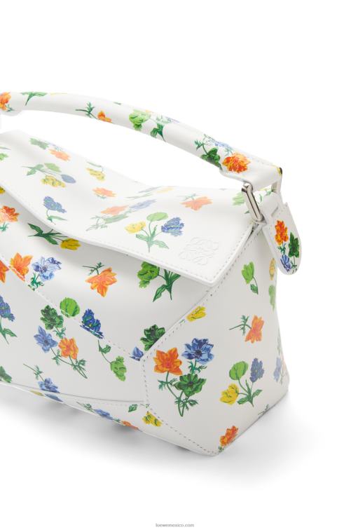 blanco/multicolor bolso pequeño con borde rompecabezas de flores de piel de becerro satinada Loewe R8J8Z394 mujer