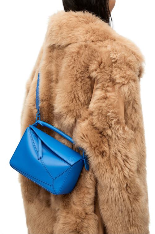 buceo azul bolso puzzle pequeño de piel de becerro satinada Loewe R8J8Z480 mujer