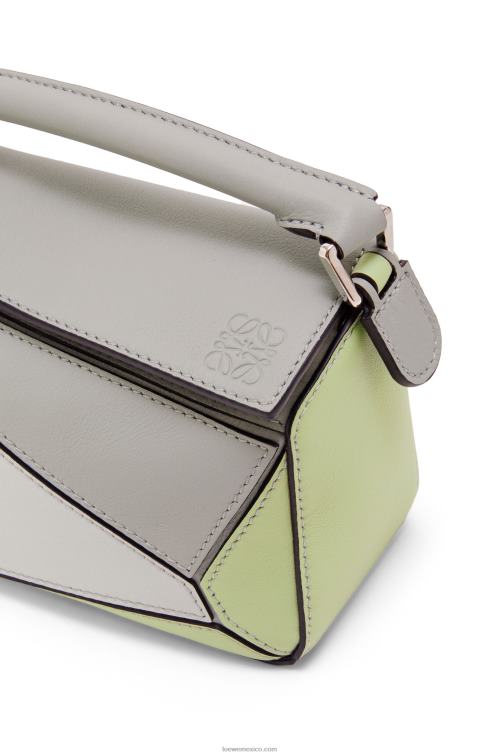 gris ceniza/celadón claro minibolso puzzle de piel de becerro clásica Loewe R8J8Z257 mujer