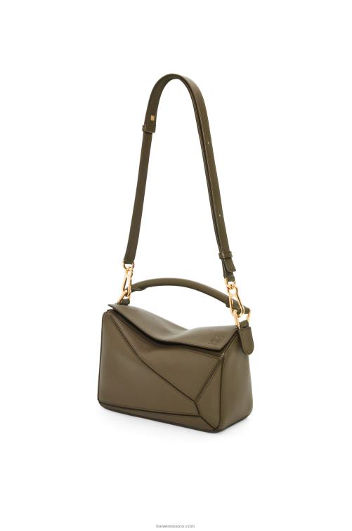 verde caqui oscuro bolso puzzle pequeño de piel de becerro clásica Loewe R8J8Z542 mujer