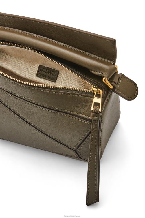 verde caqui oscuro minibolso puzzle de piel de becerro clásica Loewe R8J8Z202 mujer